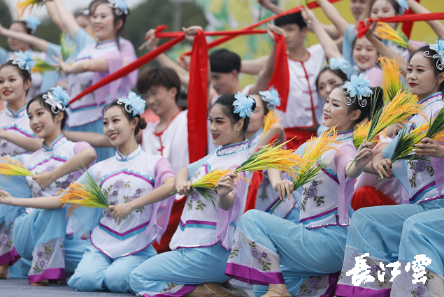 9月21日,咸寧市咸安區(qū)高橋蘿卜小鎮(zhèn)百畝草地上舉行了“慶豐收·迎小康”第三屆中國農(nóng)民豐收節(jié)湖北分會場咸寧主會場慶?;顒樱懈鹘甾r(nóng)民代表相聚白水畈的美麗田野,分享豐收的喜悅,慶祝屬于自己的節(jié)日。 開幕式上舉行了精彩的文藝演出,演出在舞蹈《慶豐收》中拉開序幕,歌舞《錦繡小康》呈現(xiàn)出咸寧各地欣欣向榮、脫貧致富奔小康的幸福場景。網(wǎng)紅歌曲《你莫走》、舞蹈《慶豐收》、歌舞《一起幸?!?,一個(gè)個(gè)精彩的節(jié)目輪番上演,博得現(xiàn)場觀眾陣陣掌聲。 開幕活動現(xiàn)場還舉行了頒獎(jiǎng)儀式,第二屆“美麗中國、鄉(xiāng)村振興”全國農(nóng)民詩歌邀請賽獲獎(jiǎng)組織和個(gè)人,全市農(nóng)村人居環(huán)境整治示范村,省級農(nóng)業(yè)產(chǎn)業(yè)化工作先進(jìn)集體和先進(jìn)個(gè)人上臺領(lǐng)獎(jiǎng)?,F(xiàn)場還舉行了鄂南民俗展演、農(nóng)民趣味運(yùn)動會、扶貧農(nóng)產(chǎn)品以及咸寧特色農(nóng)產(chǎn)品展銷等豐富多彩的活動。火爆的人氣,讓在場的展銷商賺得是盆滿缽滿。 咸寧市咸安區(qū)鑫達(dá)種養(yǎng)專業(yè)合作社理事長萬永輝:今年家里的香菇都豐收了,一上午我就賣出了一萬多元,我們合作社采取的是“合作社+農(nóng)戶”的模式,也帶領(lǐng)了20多戶貧困戶脫貧了。 咸寧市致遠(yuǎn)種植專業(yè)合作社理事長 吳海兵:我們今年是真真正正地豐收了,我們生姜的價(jià)格足足翻了三倍,跟著我們一起的貧困戶也平均增收了3000元左右。 而這一系列的活動,都是在蘿卜小鎮(zhèn)的草地上進(jìn)行的,草地作舞臺、草地搞展示、草地上比賽等等,這數(shù)百畝草地,此時(shí)此刻成為了咸寧農(nóng)民們慶祝豐收的歡樂場。 咸寧市咸安區(qū)高橋鎮(zhèn)黨委書記王順榮:今年的湖北分會場在我們高橋蘿卜小鎮(zhèn)舉辦,我感到很榮幸,我們從一顆蘿卜做起,以白水畈蘿卜為核心品牌,打造白水畈"我家菜園"蔬菜基地及旅游觀光體驗(yàn)中心,發(fā)展綠色農(nóng)業(yè)、生態(tài)旅游,增加產(chǎn)業(yè)開發(fā)的綜合效益,創(chuàng)建蘿卜特色小鎮(zhèn),走出了一條農(nóng)業(yè)、旅游相結(jié)合的新路,推動高橋鎮(zhèn)一二三產(chǎn)業(yè)融合發(fā)展。 鄉(xiāng)親們說,這在以前是想都不敢想的,高橋鎮(zhèn)蝸居山里,太偏遠(yuǎn)又沒有資源優(yōu)勢,想發(fā)展太難。而現(xiàn)在這一切的悄然改變,得益于2017年10月13日,咸安區(qū)政府與鄂旅投公司正式簽署的《131軍旅小鎮(zhèn)+白水畈田園綜合體旅游開發(fā)投資合作協(xié)議》,鄂旅投公司將投資30億元,在高橋鎮(zhèn)打造131軍旅小鎮(zhèn)和白水畈田園綜合體旅游開發(fā)項(xiàng)目。項(xiàng)目共分為131軍旅小鎮(zhèn)、白水畈美麗鄉(xiāng)村、特色農(nóng)業(yè)示范、旅游綜合體四大板塊,打造旅游綜合服務(wù)區(qū)、澄水洞軍事展示區(qū)、青少年國防教育基地、鐵血軍事樂園區(qū)、戰(zhàn)狼訓(xùn)練基地、美麗村灣民俗區(qū)、四季瓜果示范區(qū)、農(nóng)耕文化展示區(qū)、特色商業(yè)街區(qū)和康養(yǎng)度假區(qū)十大功能區(qū)。 咸寧市咸安區(qū)高橋鎮(zhèn)黨委書記王順榮:我們引進(jìn)鄂旅投,打造蘿卜小鎮(zhèn),目前建設(shè)有蘿卜小鎮(zhèn)科普館、蘿卜鄉(xiāng)學(xué)院、蘿卜酒店等休閑旅游項(xiàng)目,十一馬上到了,也歡迎廣大游客前來游玩。 今年是決勝全面建成小康社會、決戰(zhàn)脫貧攻堅(jiān)之年。咸寧市本著"儉樸、祥和、歡樂,農(nóng)民參與,農(nóng)民唱主角"的辦節(jié)思路,而此屆中國農(nóng)民豐收節(jié)辦節(jié)費(fèi)用也是倍減。 農(nóng)為邦本,本固邦寧。今年,面對重大疫情和特大洪澇災(zāi)害,咸寧市扎實(shí)做好“六穩(wěn)”工作、落實(shí)“六?!比蝿?wù),克服重重困難,推動農(nóng)業(yè)實(shí)現(xiàn)持續(xù)平穩(wěn)發(fā)展,形成了茶葉、油茶、中藥材等12個(gè)特色農(nóng)業(yè)主導(dǎo)產(chǎn)業(yè),“全國一村一品示范村鎮(zhèn)”發(fā)展到14家,國家級、省級農(nóng)業(yè)產(chǎn)業(yè)化龍頭企業(yè)達(dá)到55家。尤其是糧食產(chǎn)量預(yù)計(jì)達(dá)118萬噸、蔬菜產(chǎn)量預(yù)計(jì)達(dá)260萬噸,生豬預(yù)計(jì)出欄183.52萬頭,農(nóng)業(yè)生產(chǎn)再獲豐收,糧食安全有效保障,讓農(nóng)民的腰包更鼓、家園更美、生活更甜,為加快實(shí)施鄉(xiāng)村振興戰(zhàn)略、推動咸寧高質(zhì)量發(fā)展提供堅(jiān)實(shí)保障。